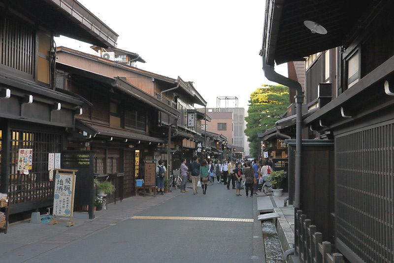 昔の建物が立ち並ぶ景観