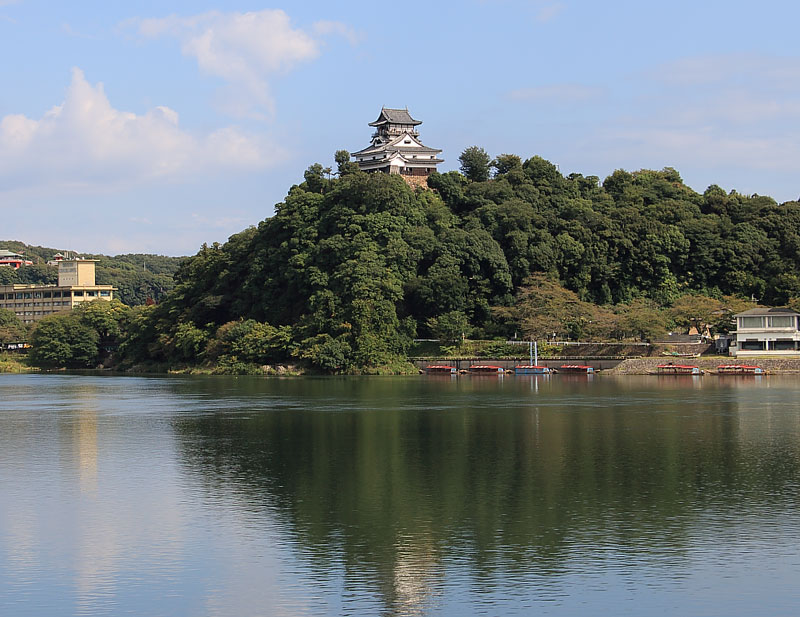 後ろ堅固の犬山城