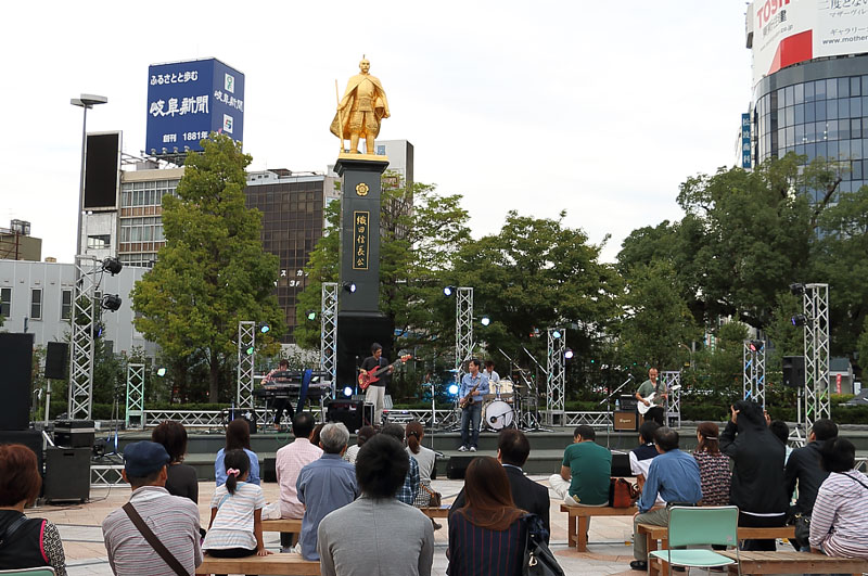 金の信長像前のストリートライブ