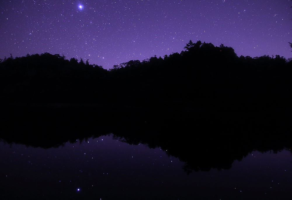湖面に映る星々