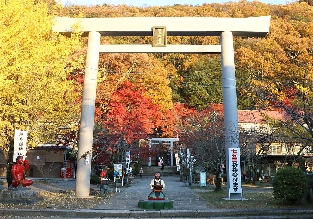 大鳥居と黄葉