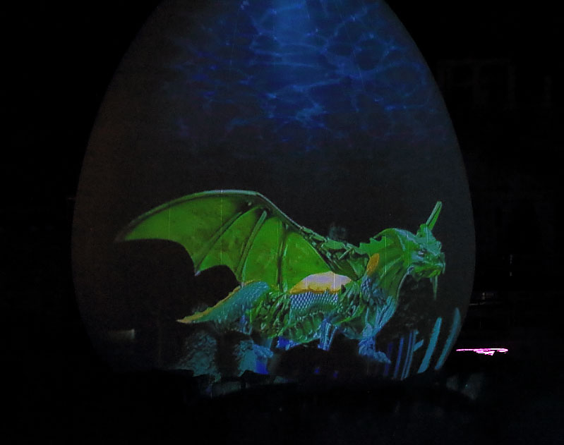 卵形のスクリーンに映し出されたドラゴン