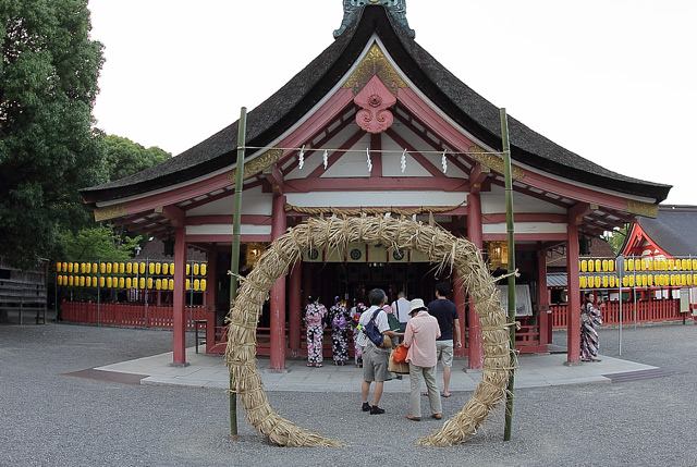 参拝する浴衣着の人々