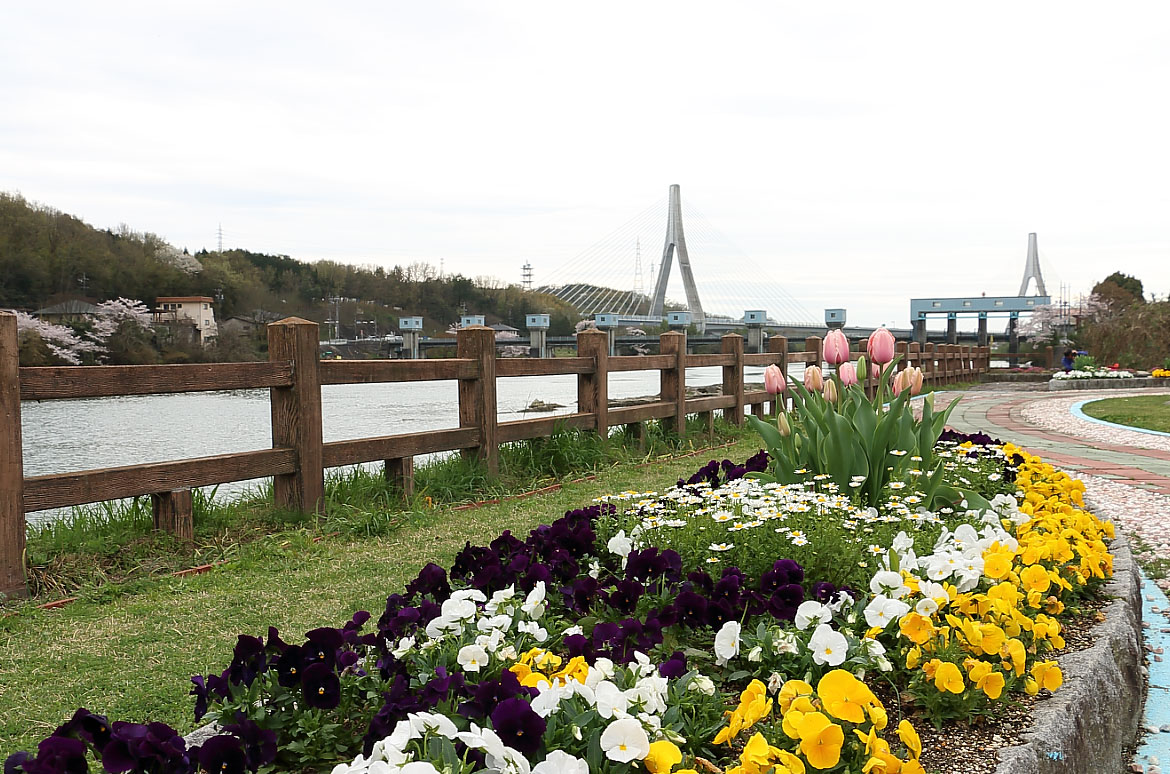 花壇と伊勢湾岸自動車道