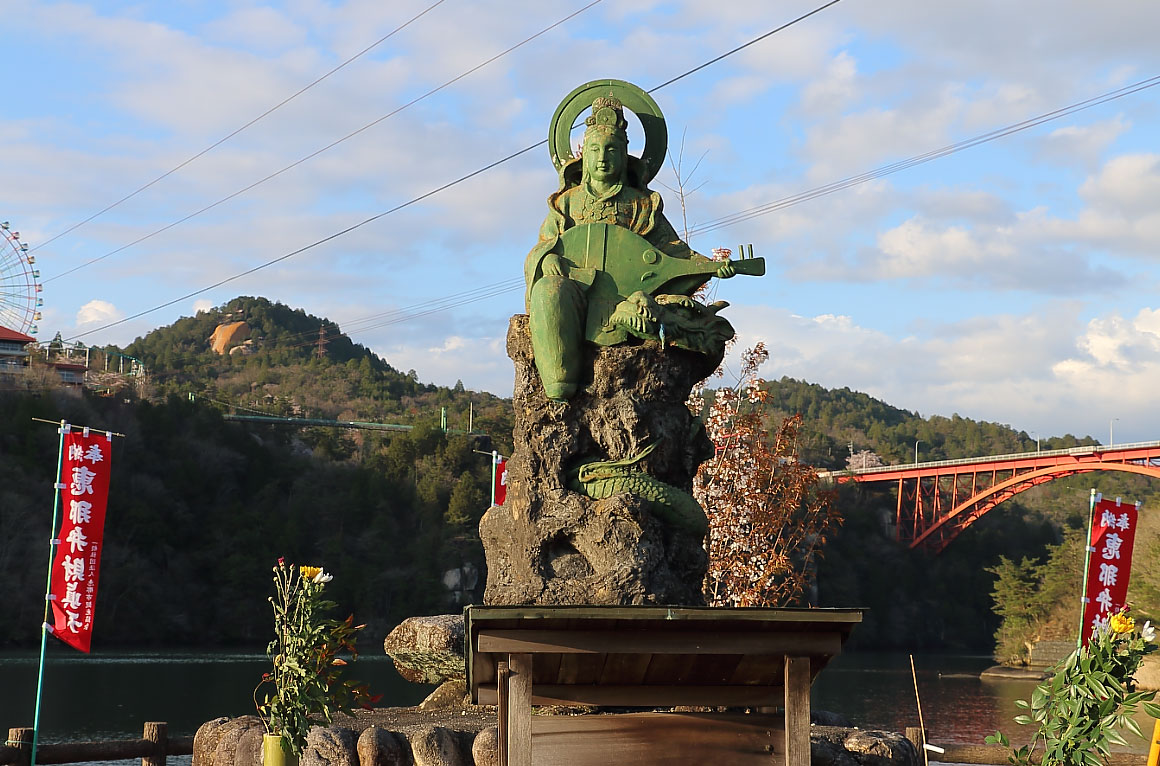 弁天島の弁財天の銅像
