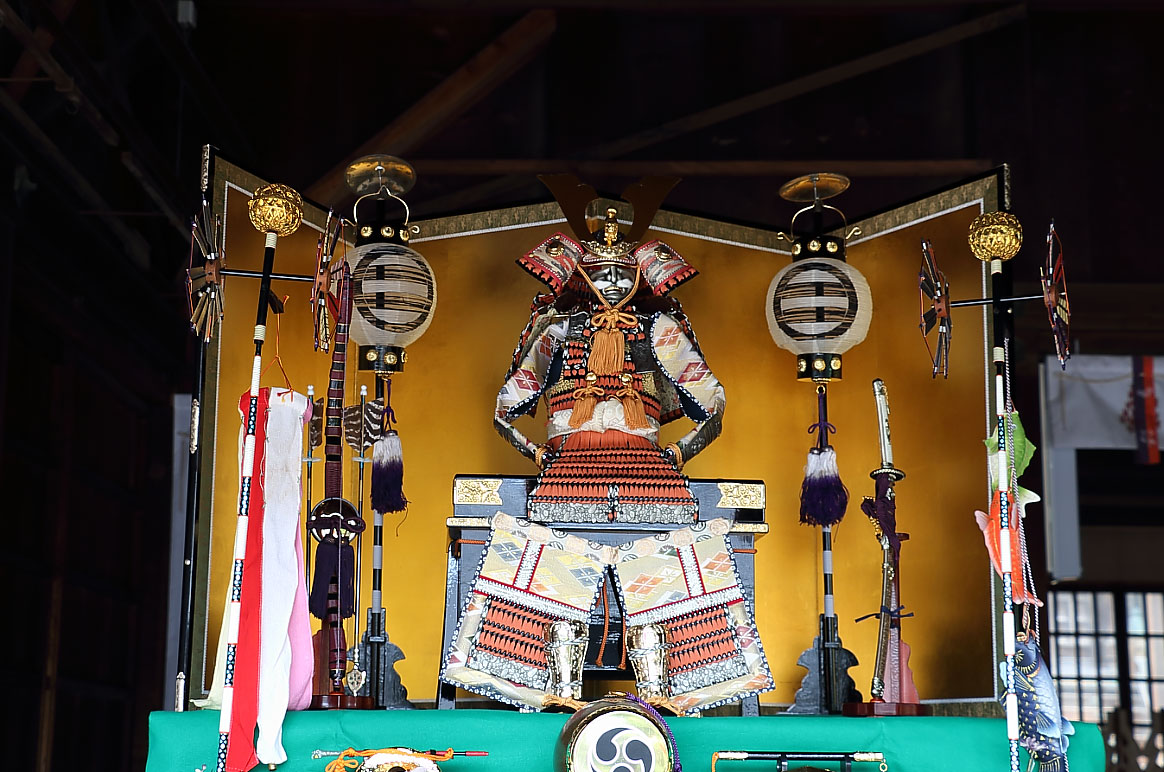 業葉神社に飾られていた鎧兜（五月人形）