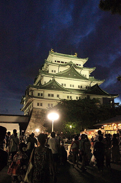 ライトアップされたお城と盆踊り