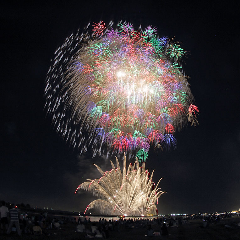 揖斐川中州から打ちあがる花火