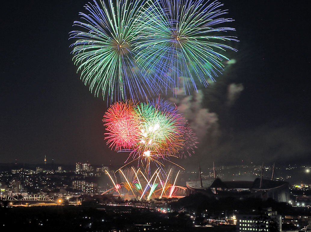 豊田の夜景とスターマイン 豊田おいでんまつり花火大会