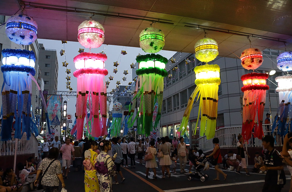 ライトが点灯した安城駅前の竹飾り