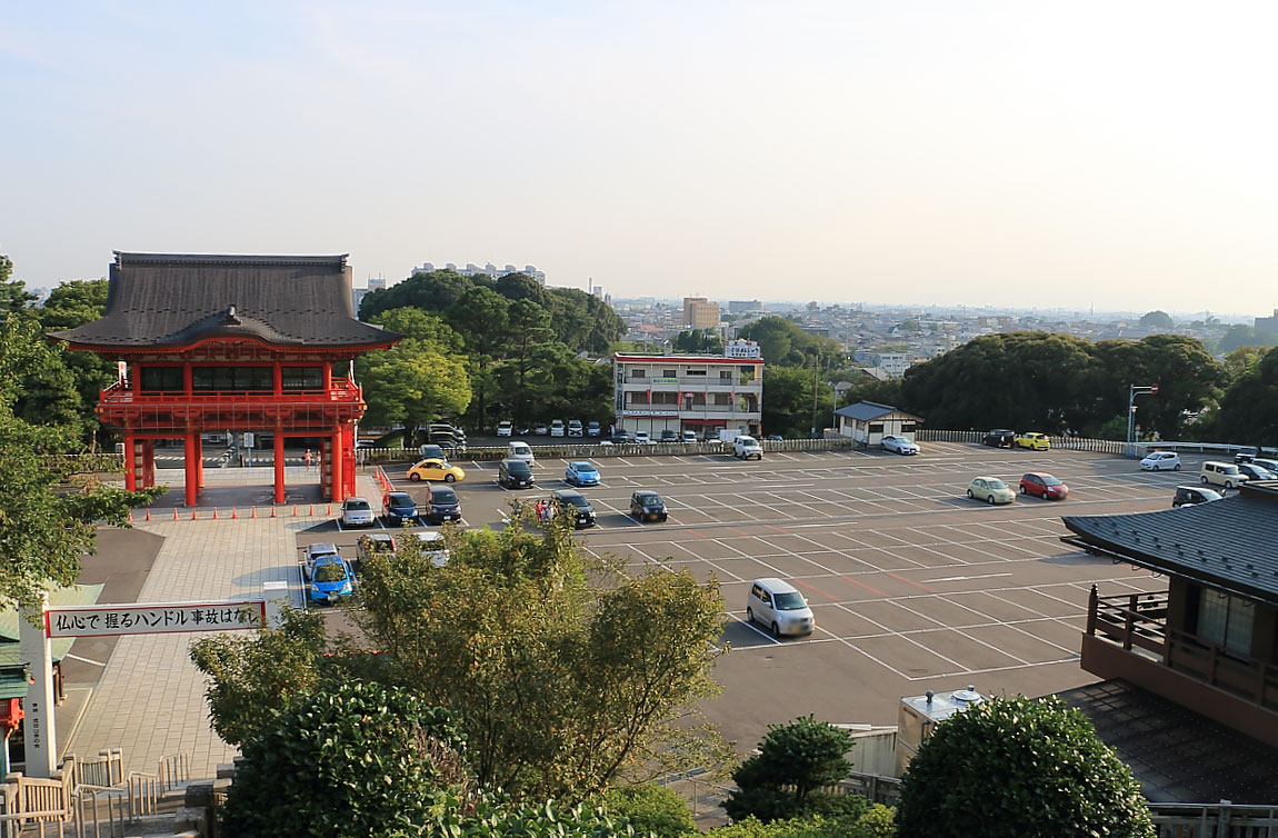 臨時駐車場（成田山）17時ごろ