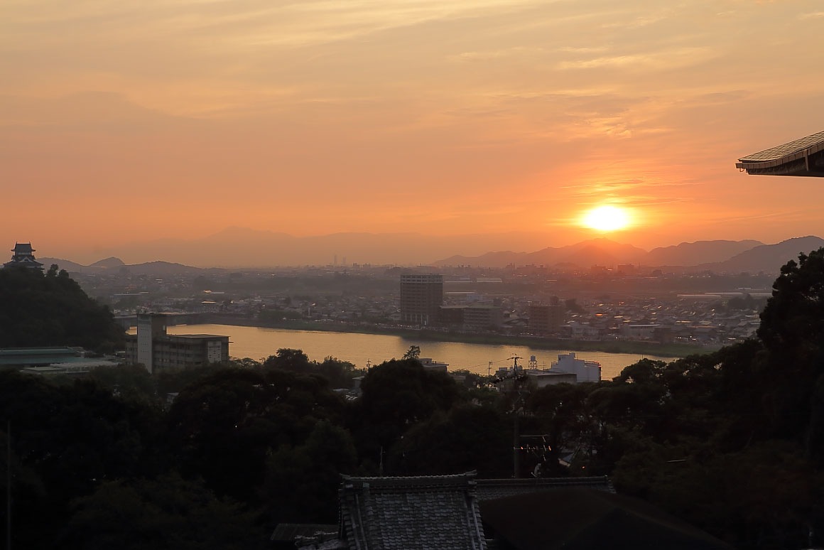 日本ラインに夕日が沈む（犬山城）