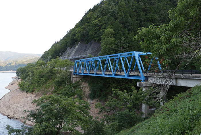 御母衣湖に沿って走る国道156号線の橋梁