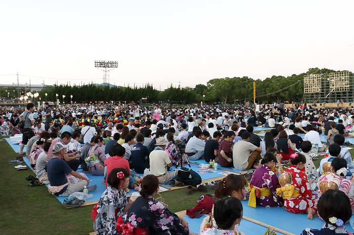 豊川手筒花火の会場の様子