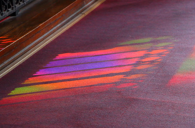 床に映り込む虹色の光