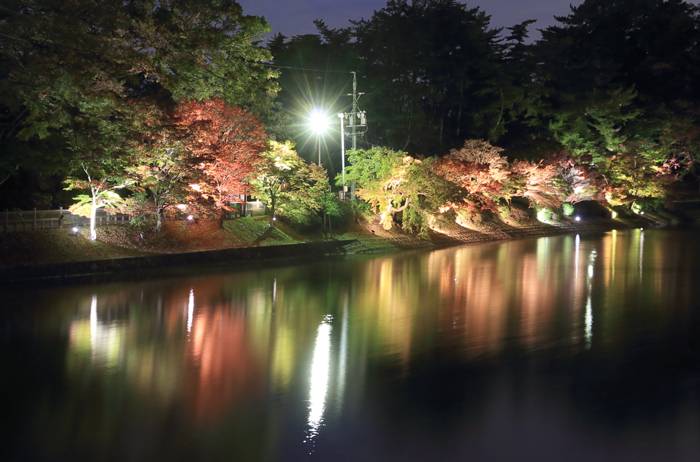 あしべの池に映る逆さ紅葉