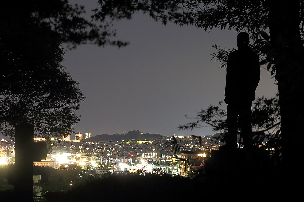 志賀重?銅像と夜景