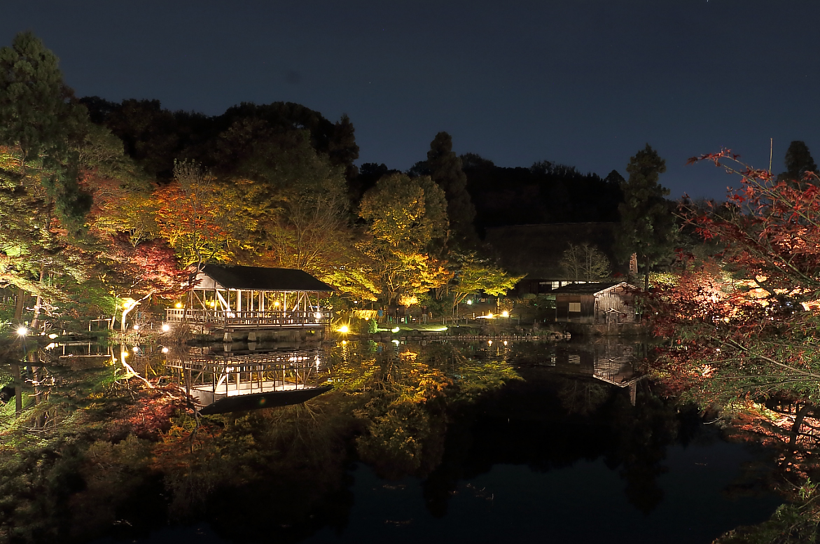 奥池に映る逆さ紅葉