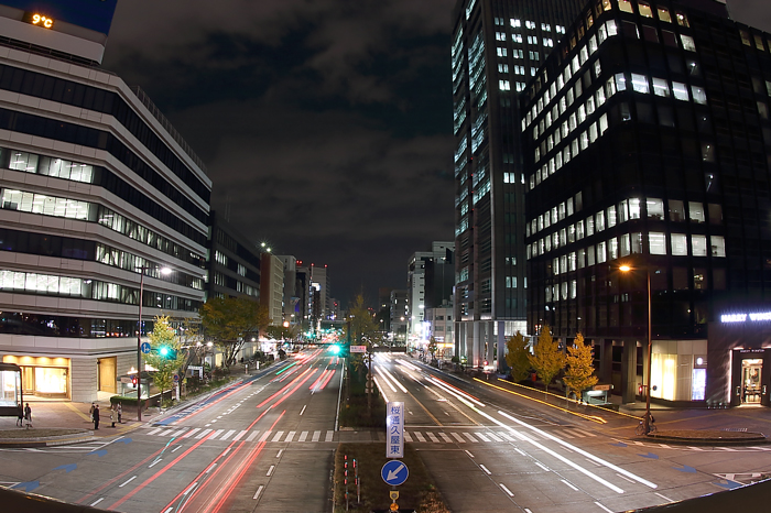 栄の夜景と車の光跡