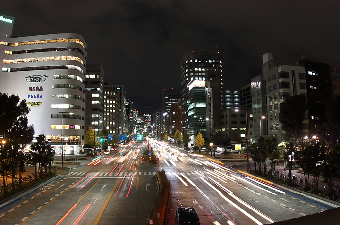 栄の夜景と車の光跡２