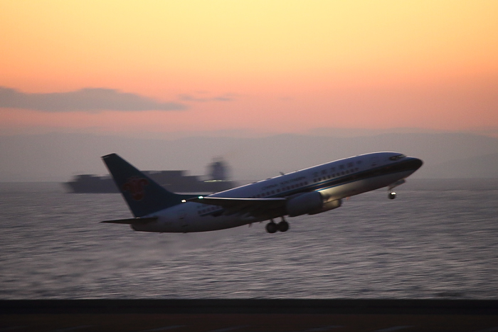 離陸する飛行機