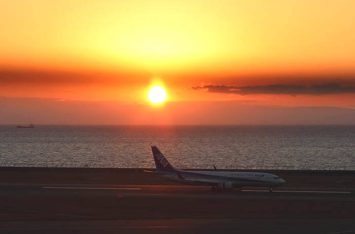 夕日と飛行機