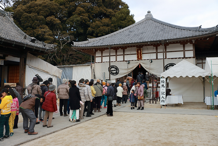 初詣に来た参拝客