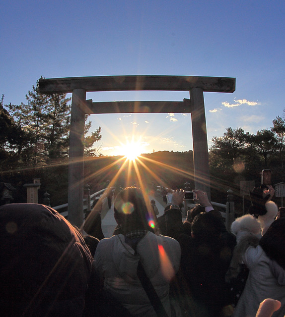 宇治橋鳥居からの初日の出