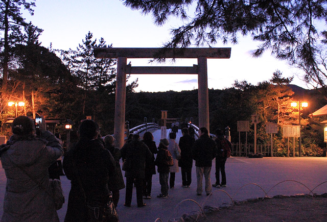 夜明け前の伊勢神宮