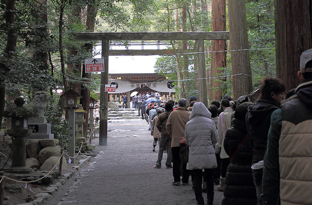 椿大神社本殿に参拝する人々