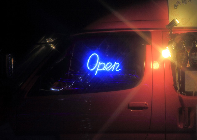 おしゃれなワンボックスカーと光る「OPEN」の文字