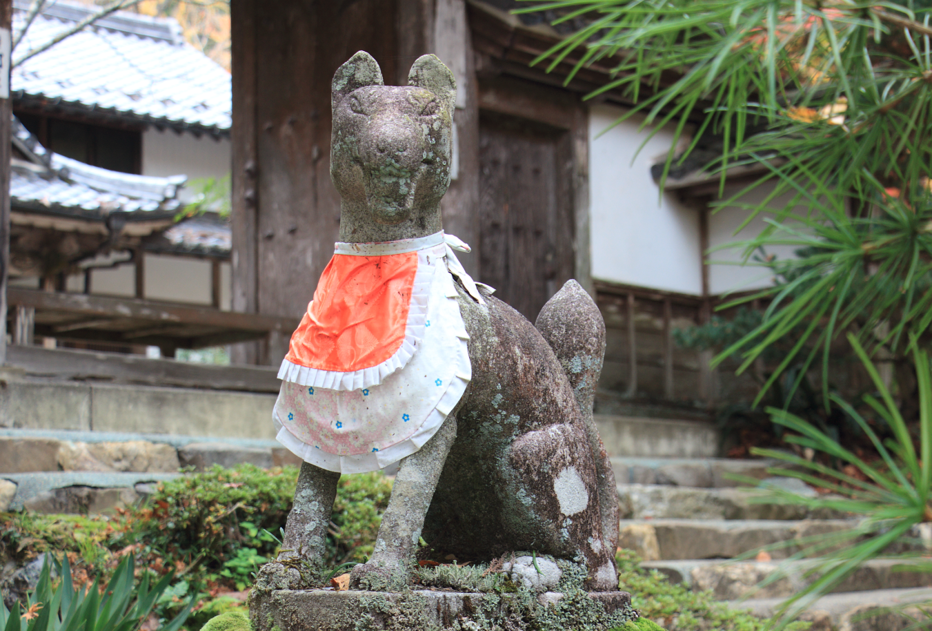 稲荷神社の狐の石像