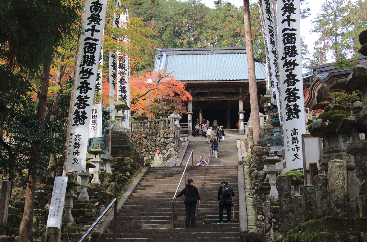 華厳寺本堂へ続く階段