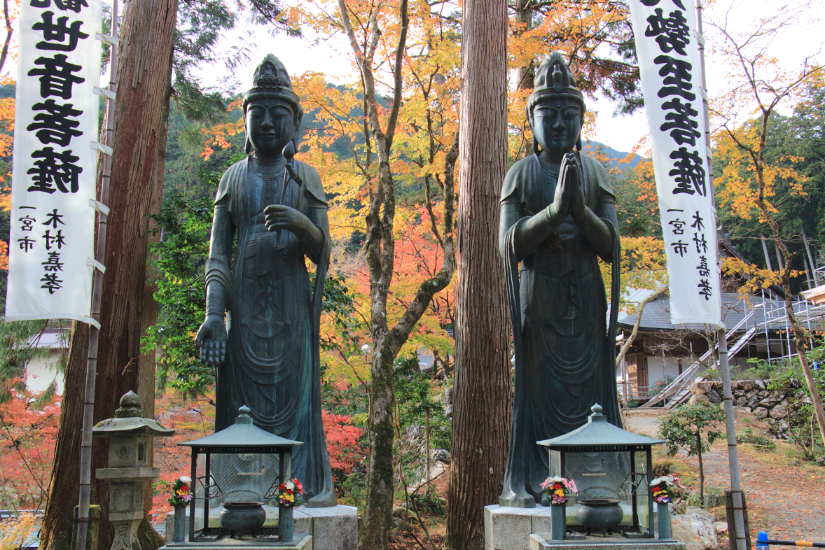 2体の仏像と紅葉