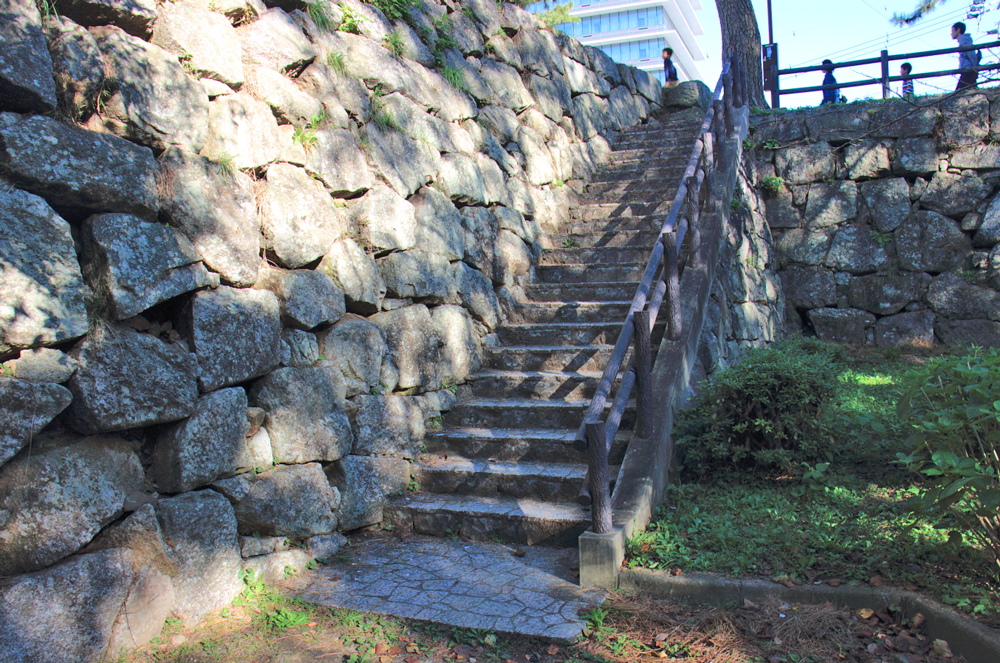 石垣の上に登る階段