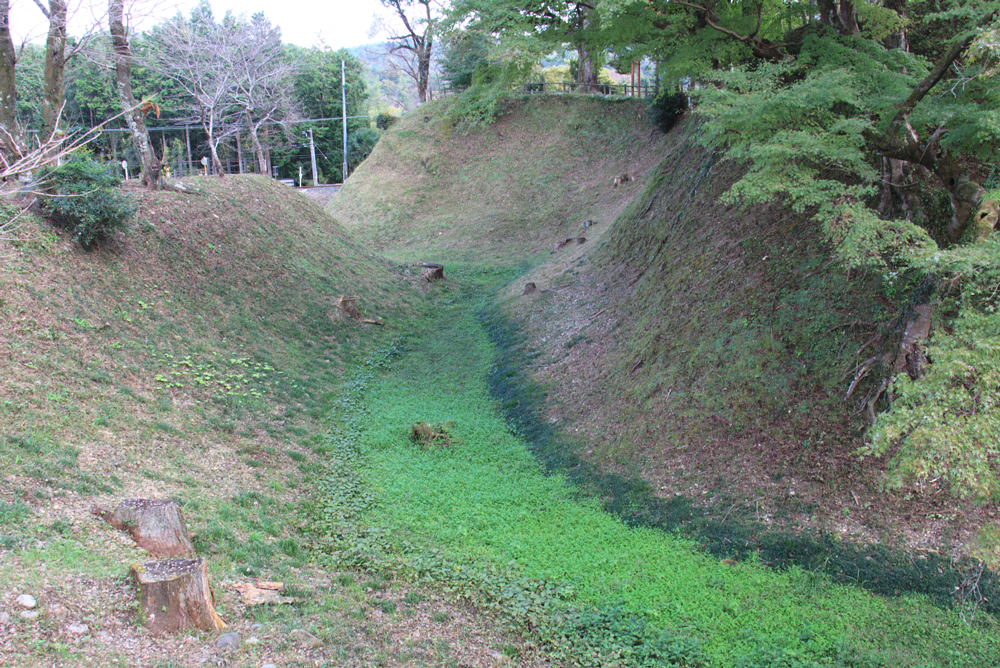 本丸と二の丸の境にある空堀