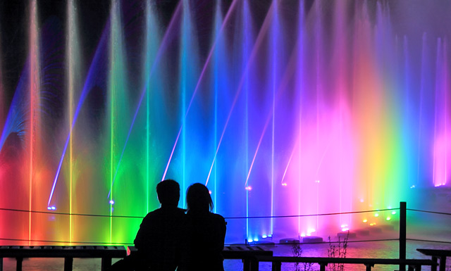 カップルと虹色の噴水エンターテイメントショー