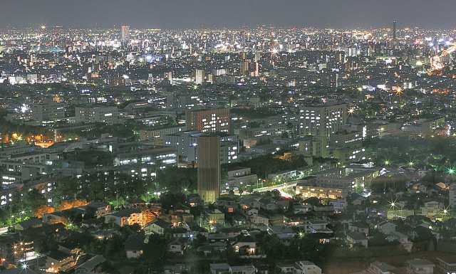 オフィスビルが立ち並ぶ都市の夜景