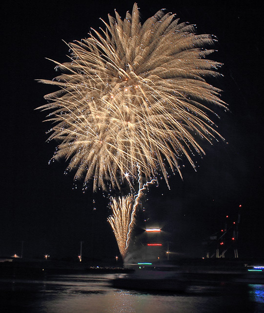 打ち上げ花火と船の明かり