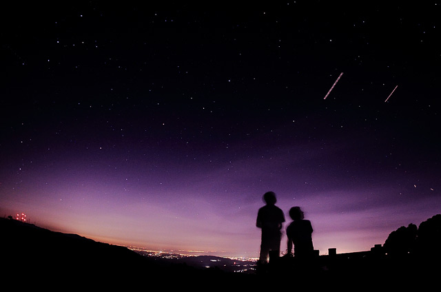 青山高原の星空を眺める人々