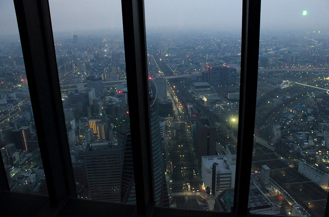 窓越しから見る雨の日の景色