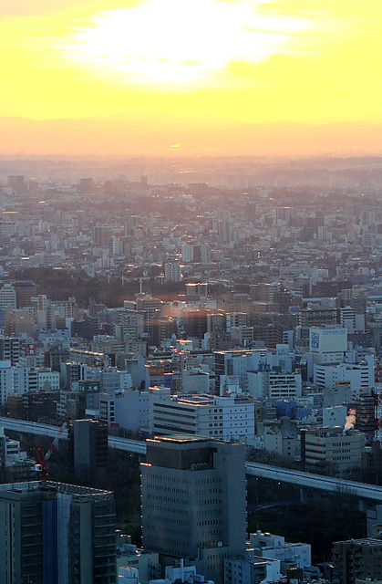 高層ビルから見下ろす初日の出