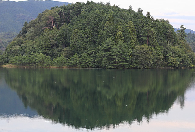 湖に反転した映る山