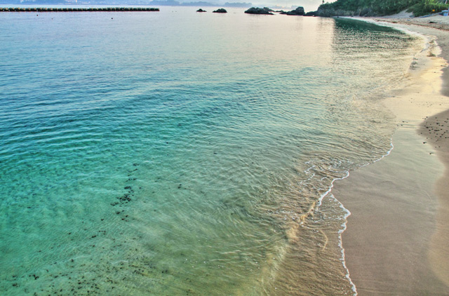 エメラルドグリーンの御座白浜海水浴場