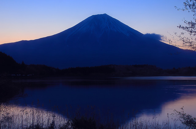 日の出前の富士山