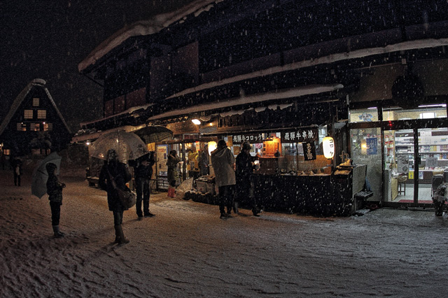 飛騨牛コロッケと飛騨牛串焼きの店に並ぶ人々