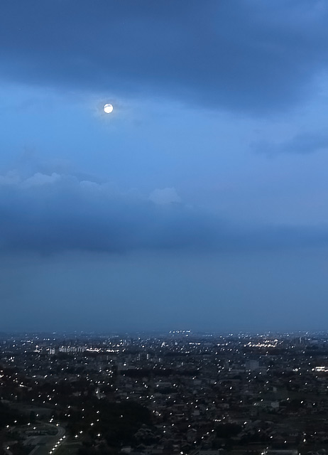 満月と夜景