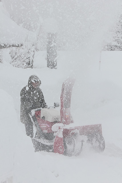 除雪する人