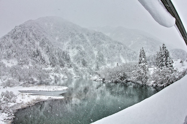 雪山と氷がはった川