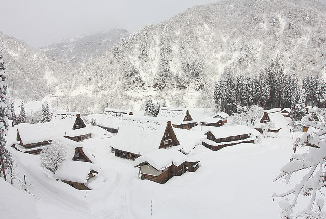 雪が積もった五箇山の里